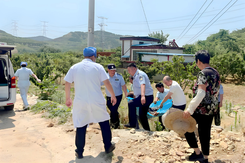6月16日，枣庄市公安局山亭分局水泉派出所民辅警联合医护人员和附近群众及时将一位因车辆侧翻腿部受伤的老人送医治疗。.jpg